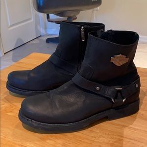 Men’s size 13 Harley-Davidson boots.